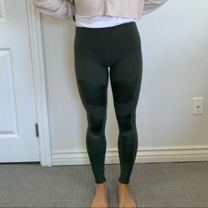 Alo Moto Leggings in dark Olive color size small